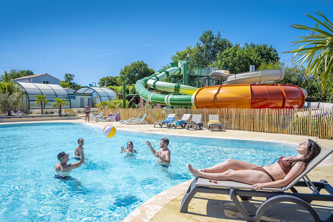 Piscine ext�rieure avec toboggans aquatiques et baigneurs au camping CAPFUN La Ch�naie � PORNIC (44).