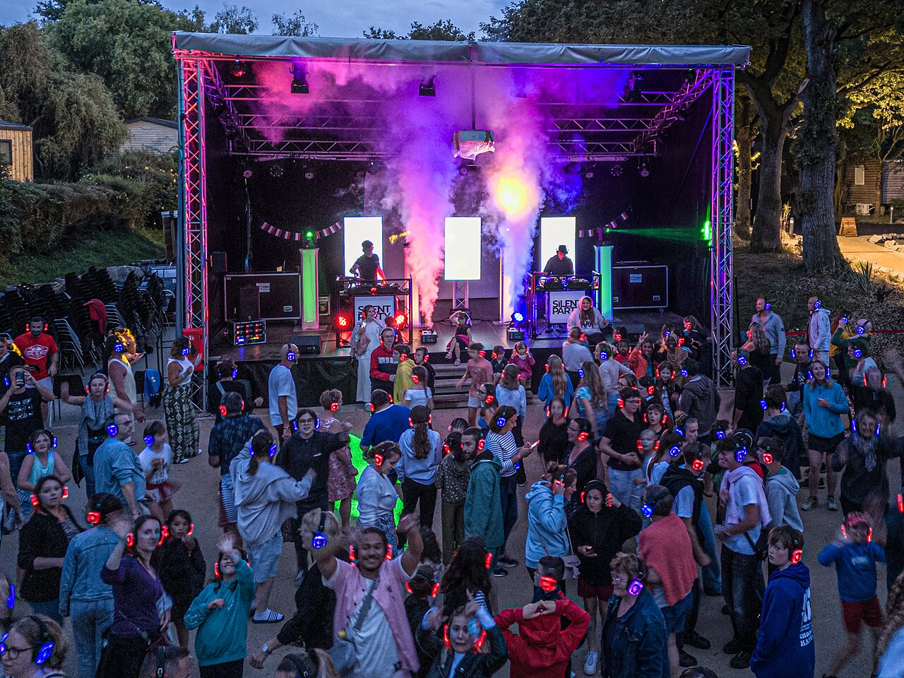 Soir�e Silent Disco anim�e pour vacanciers au camping CAPFUN La Ch�naie � PORNIC (44).