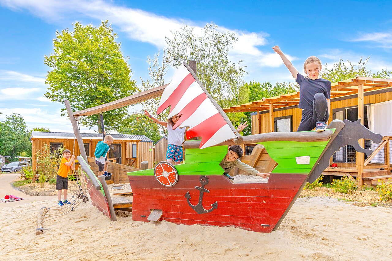 Enfants, bateau pirate, Mobil-homes au camping CAPFUN La Ch�naie � PORNIC (44).