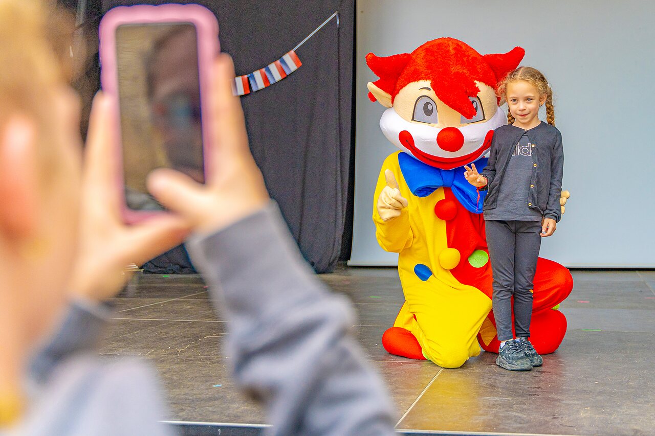 Mascotte et enfant souriant au camping CAPFUN La Ch�naie � PORNIC (44).