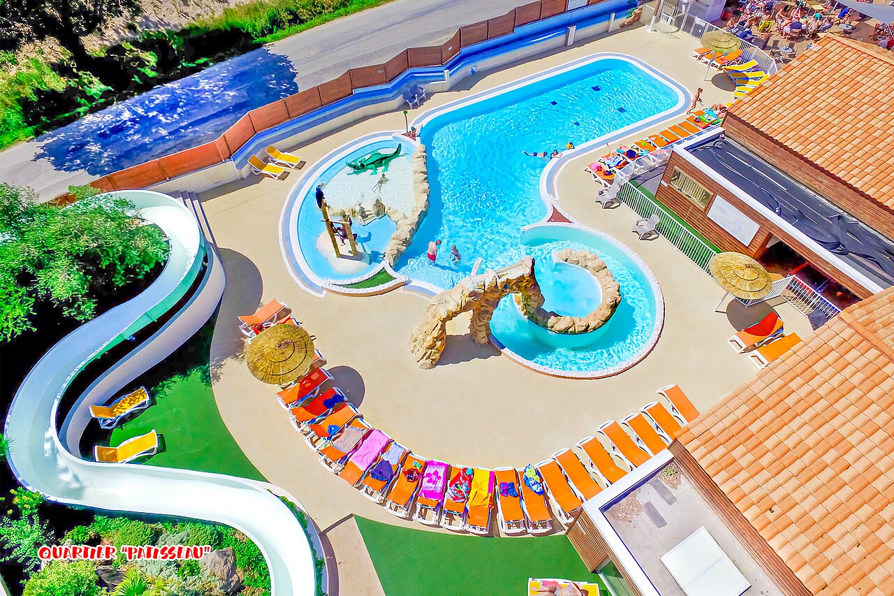 Complexe aquatique, toboggans et piscines ext�rieures au camping CAPFUN La Ch�naie � PORNIC (44).