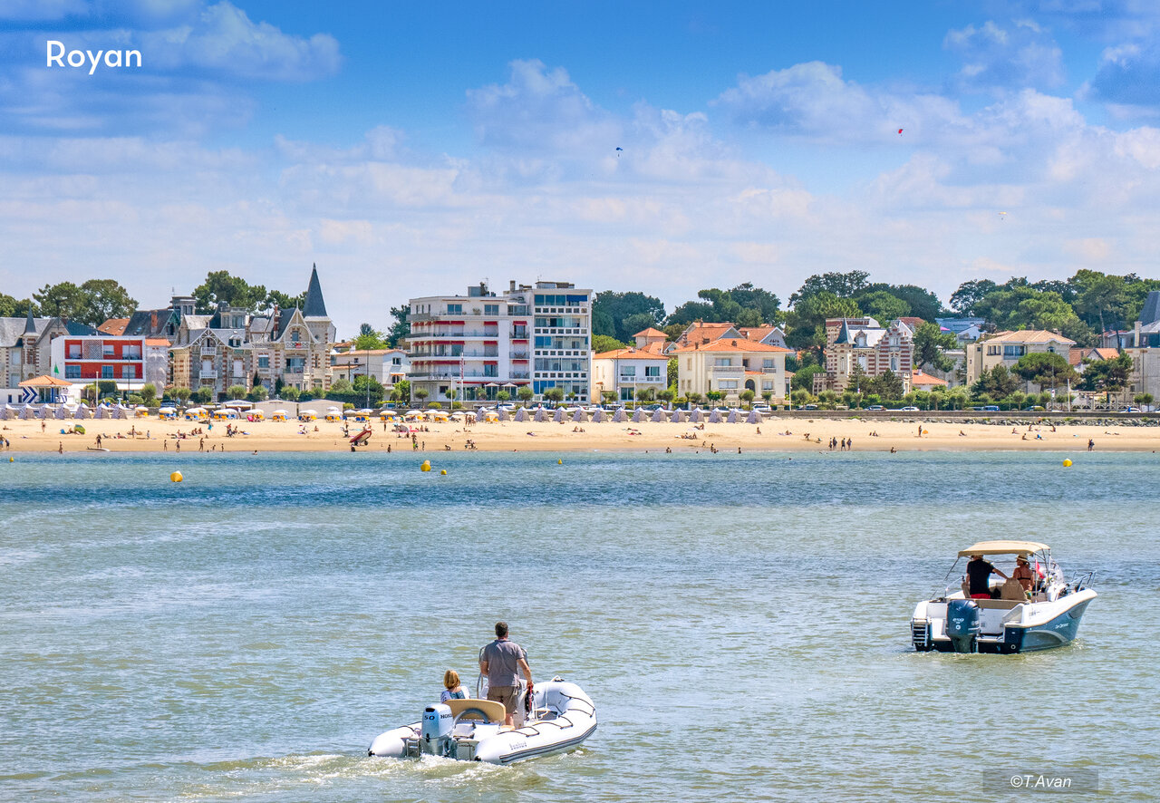 Plage de Royan avec baigneurs, bateaux et architecture c�ti�re en Charente-Maritime.