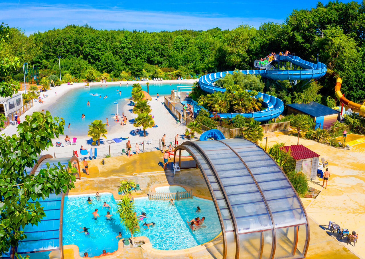 Piscines, toboggans aquatiques et lagon au camping CAPFUN Ch�nes � Medis/Royan (17).