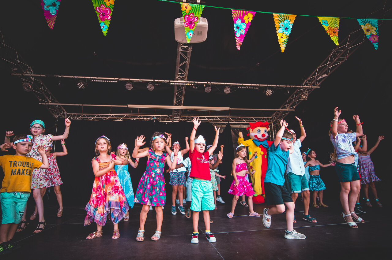 Spectacle enfants avec animateur et mascotte sur sc�ne au camping CAPFUN Ch�nes � Medis/Royan (17).