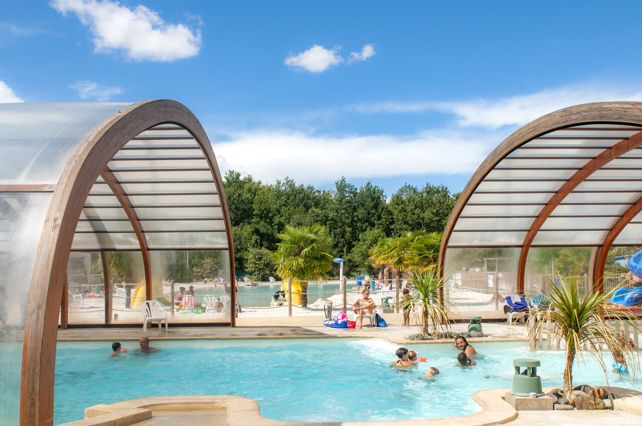 Piscines couvertes et ext�rieures, jeux aquatiques au camping CAPFUN Ch�nes � Medis/Royan.