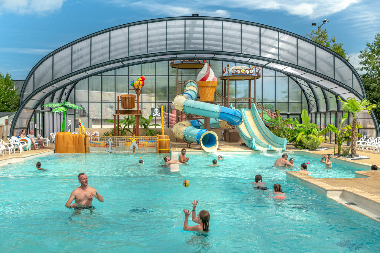 Piscine couverte, toboggans g�ants et jeux aquatiques au camping CLICOCHIC Chevaliers � HOULGATE (14).