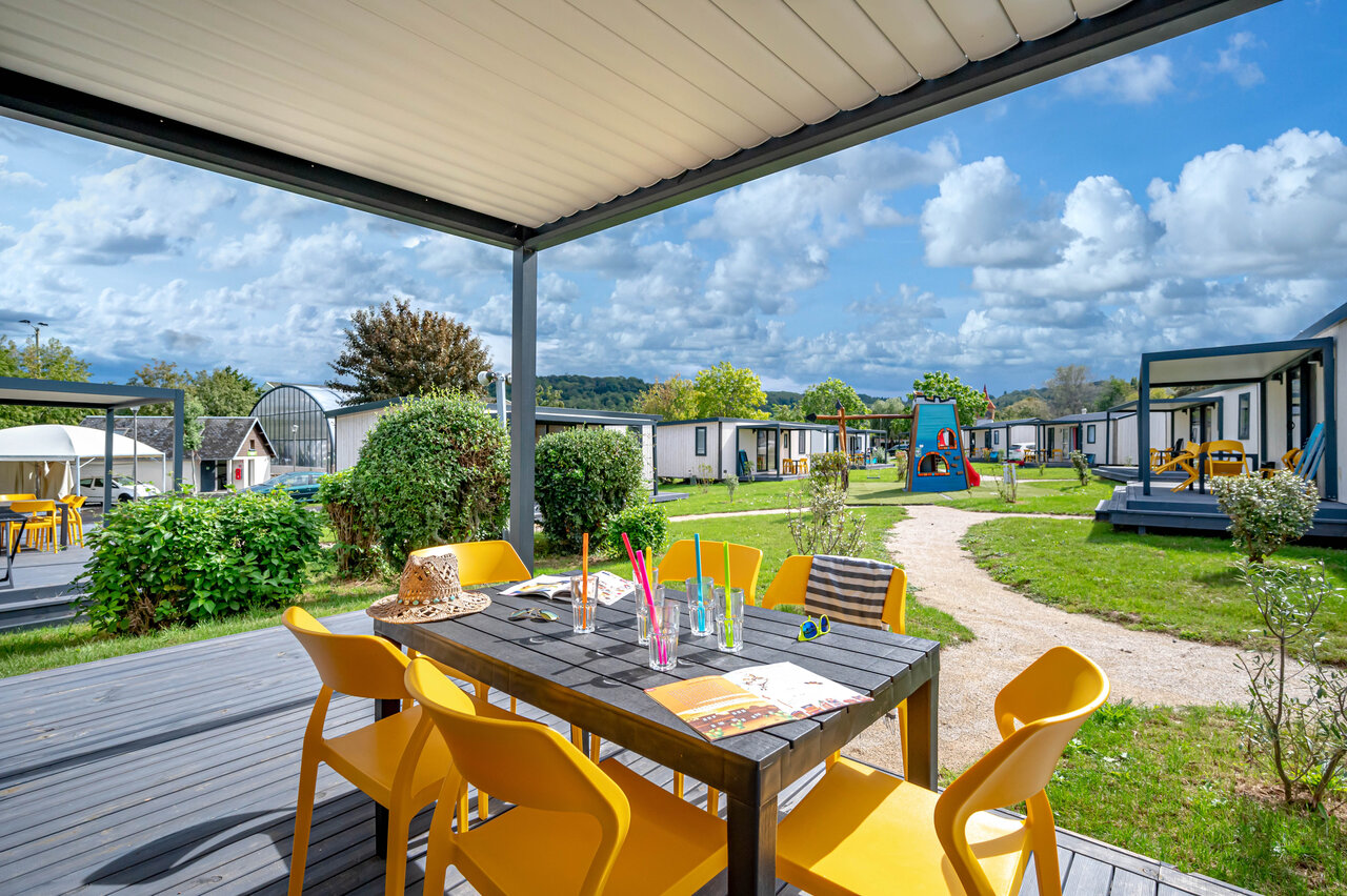 Terrasse de mobile-home, aire de jeux, h�bergements au camping CLICOCHIC Chevaliers � HOULGATE (14).