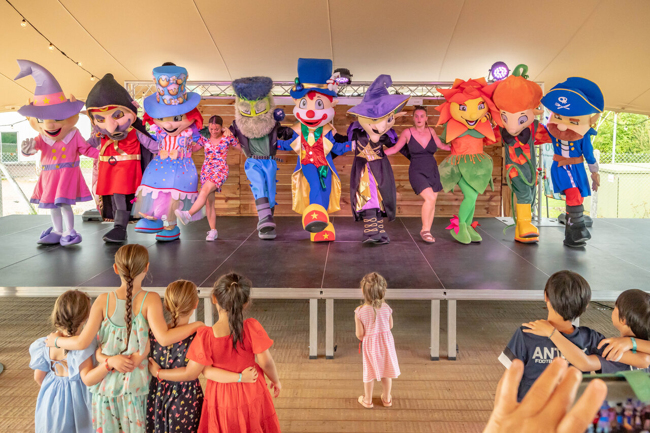 Spectacle d'animation avec mascottes et enfants au camping CLICOCHIC Chevaliers � HOULGATE (14).
