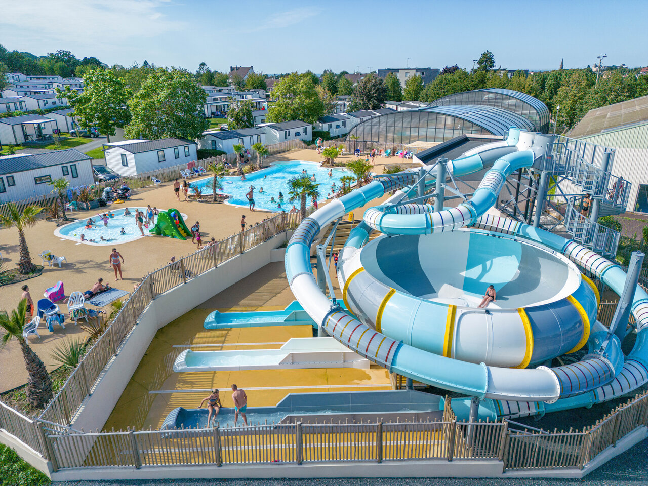 Grand parc aquatique avec toboggans, piscines et jeux d'eau au camping CLICOCHIC Chevaliers � HOULGATE (14).