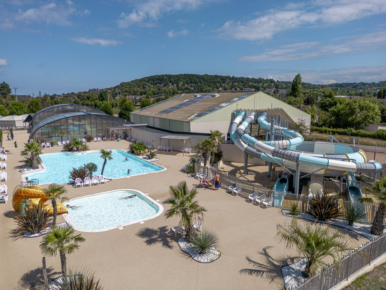 Piscine ext�rieure, toboggans aquatiques et pataugeoire au camping CLICOCHIC Chevaliers � HOULGATE (14).