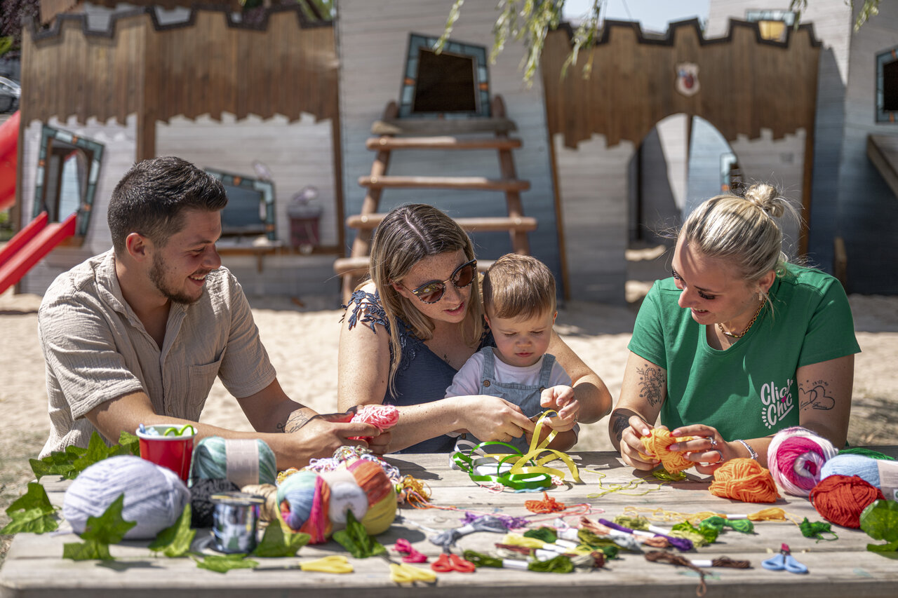 Activit� manuelle famille et animateur au camping CLICOCHIC Chevaliers � HOULGATE (14).