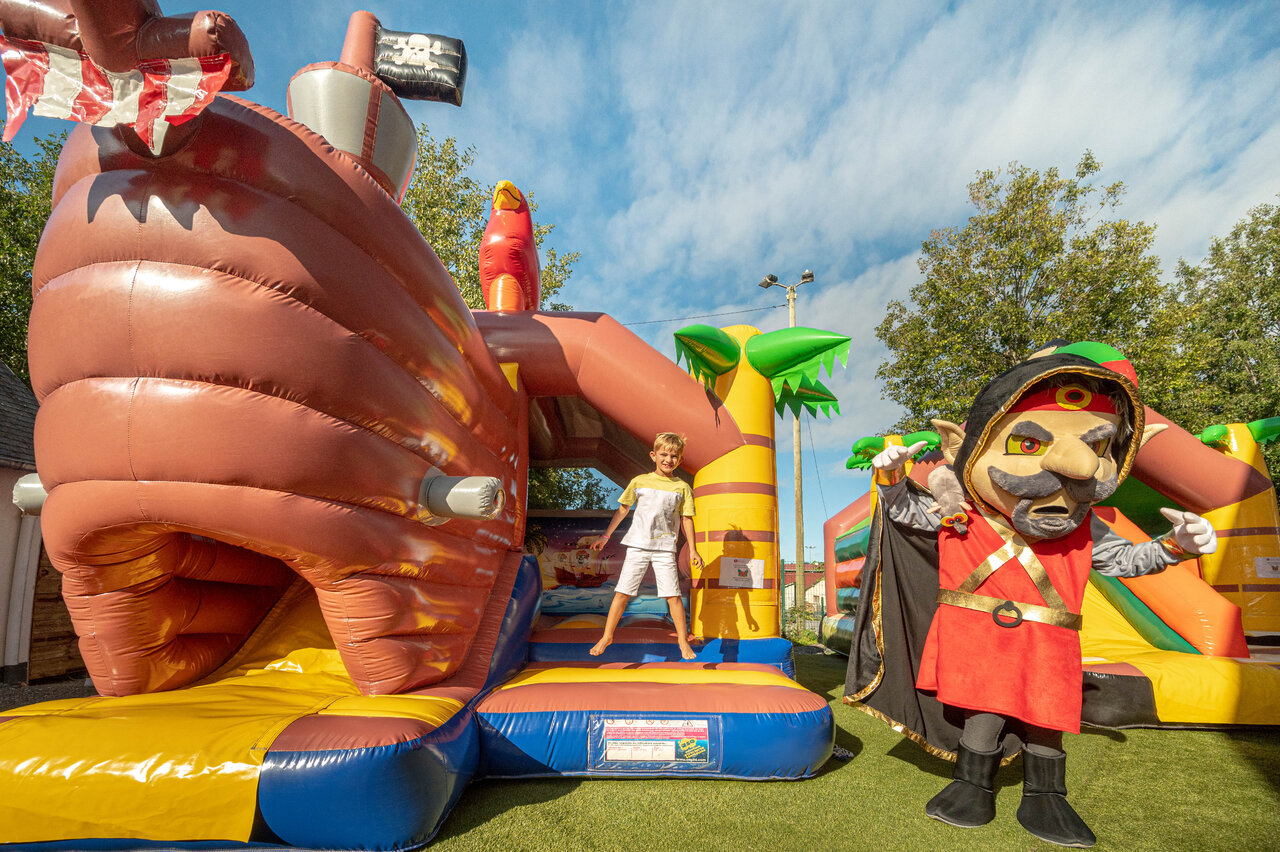 Aire de jeux gonflable pirate et mascotte au camping CLICOCHIC Chevaliers � HOULGATE (14).