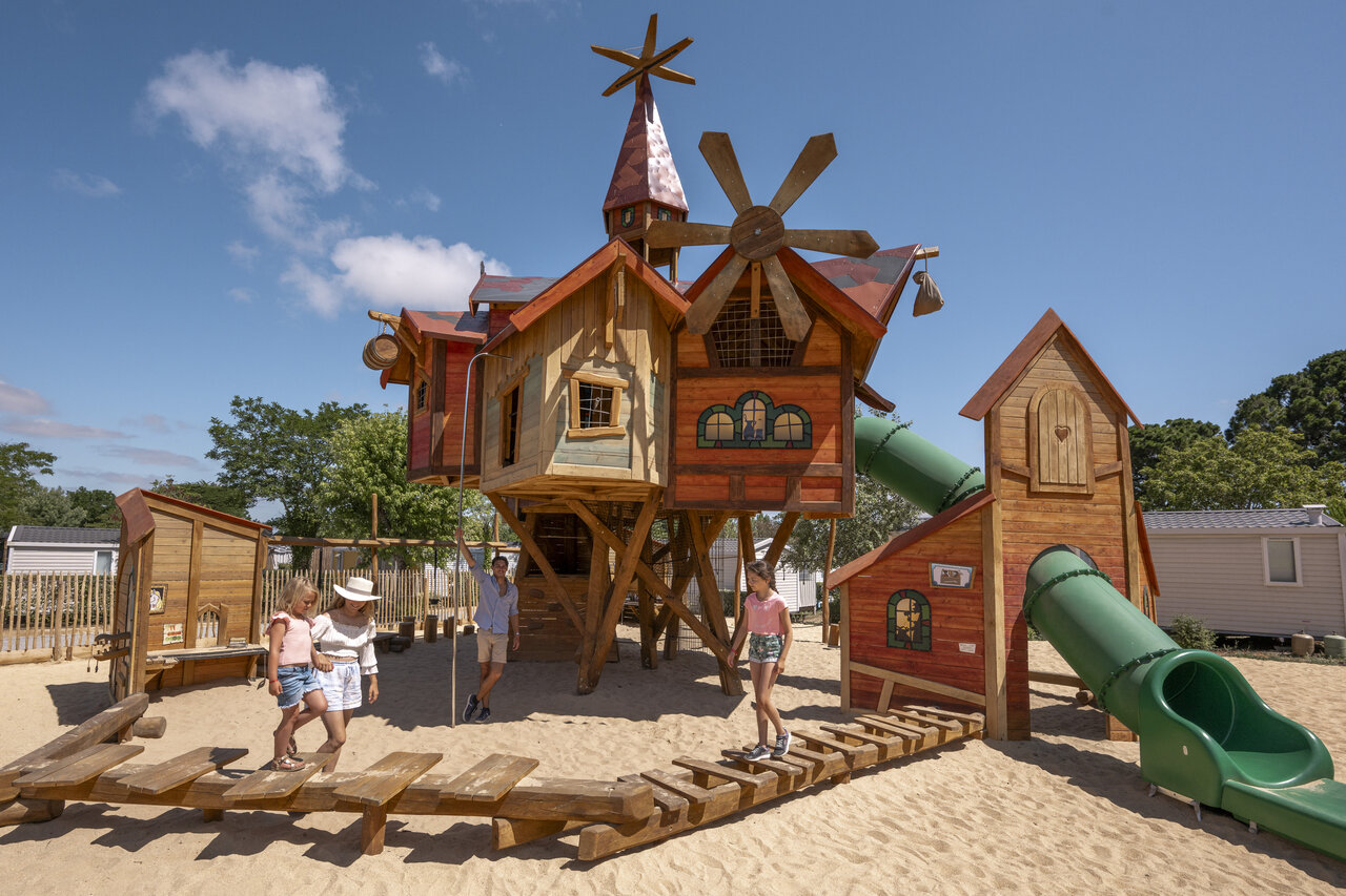 Aire de jeux en bois avec toboggans au camping CLICOCHIC Chouans (85).