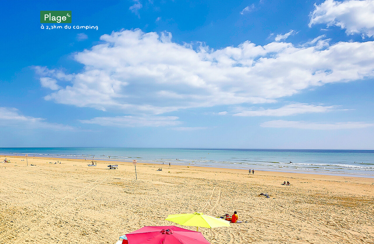 Plage de sable fin, mer et parasols au camping CLICOCHIC Chouans � Saint Hilaire de Riez.