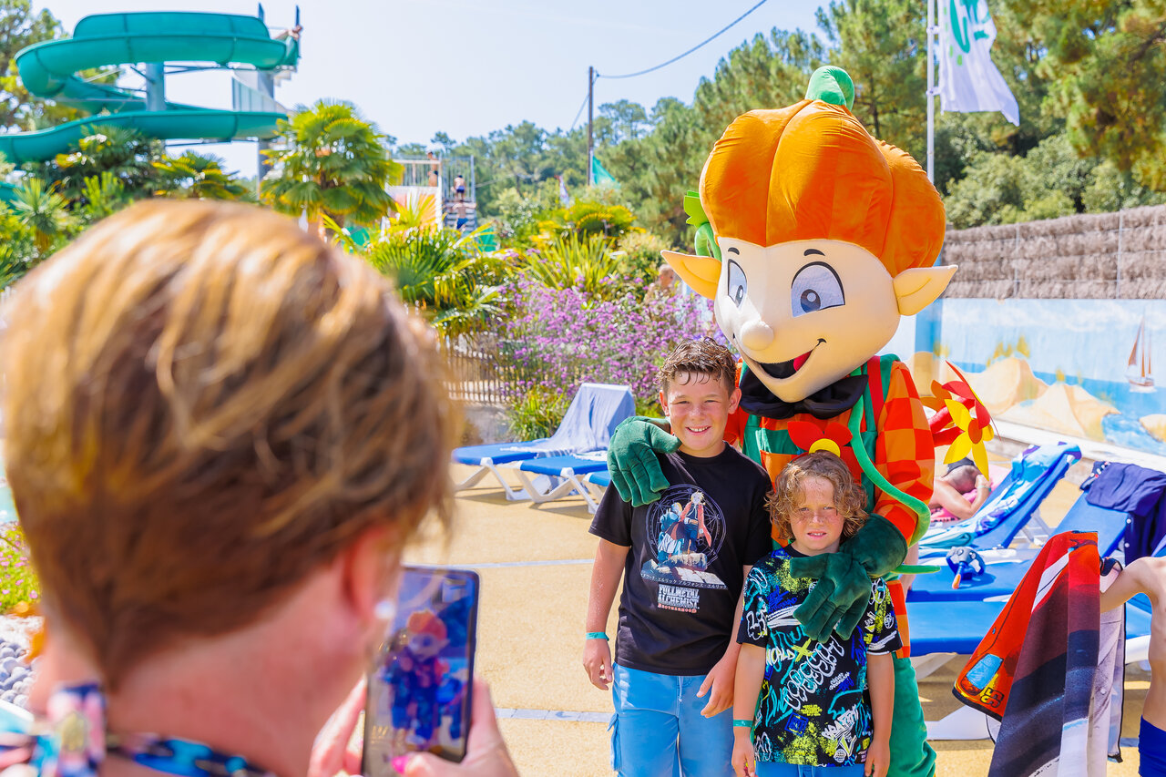 Mascotte, enfants et piscine au camping CLICOCHIC Chouans � SAINT HILAIRE DE RIEZ (85).