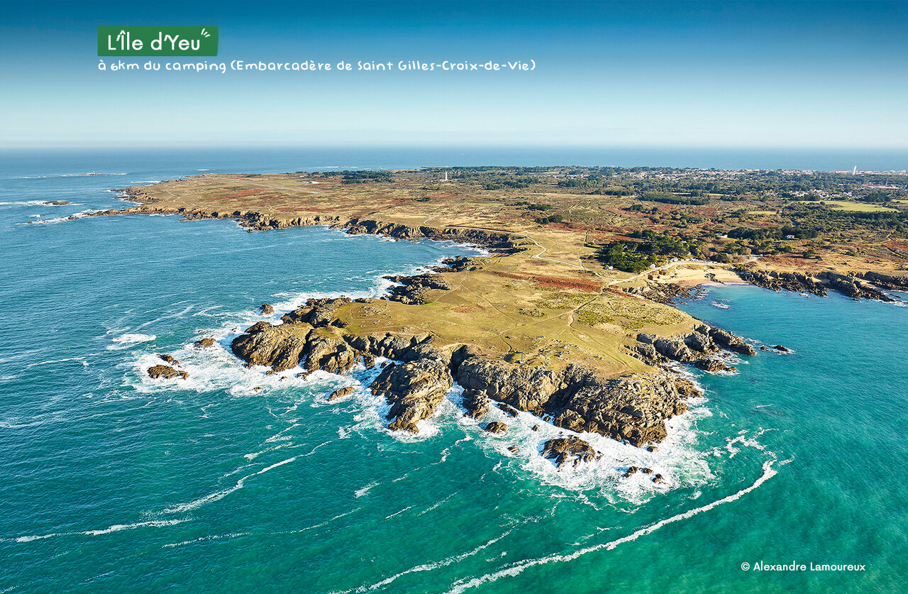 L'�le d'YEU, c�te sauvage, falaises rocheuses, mer turquoise pr�s de Saint Hilaire de Riez.