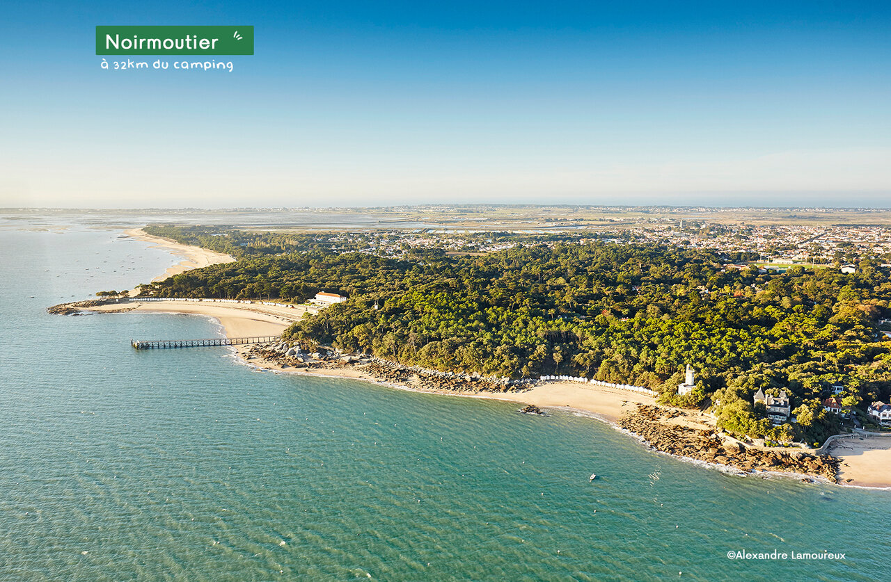 Vue a�rienne de l'�le de Noirmoutier, ses plages et for�ts c�ti�res.
