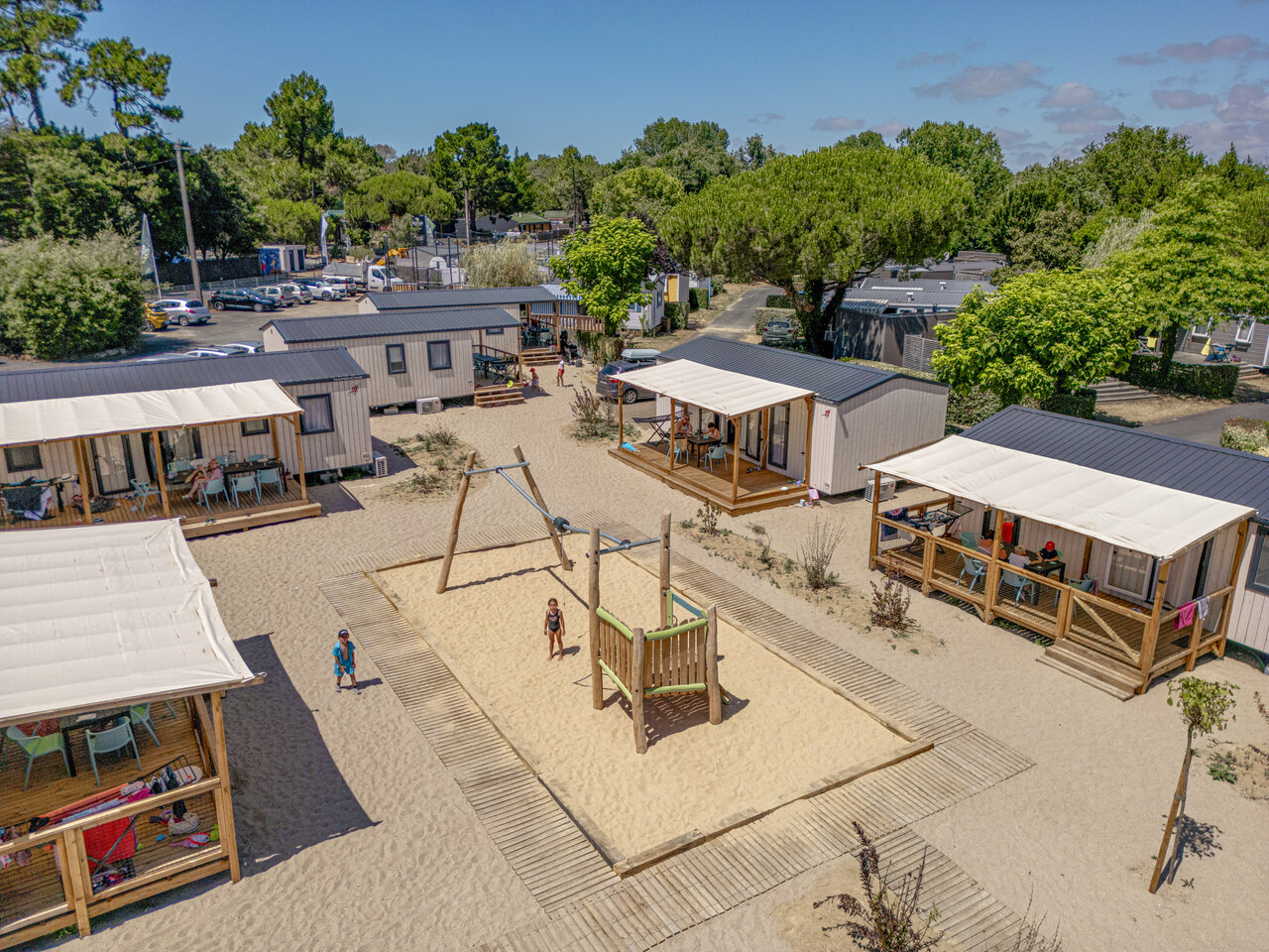 Mobile homes, terrasses, aire de jeux au camping CLICOCHIC Chouans (85).