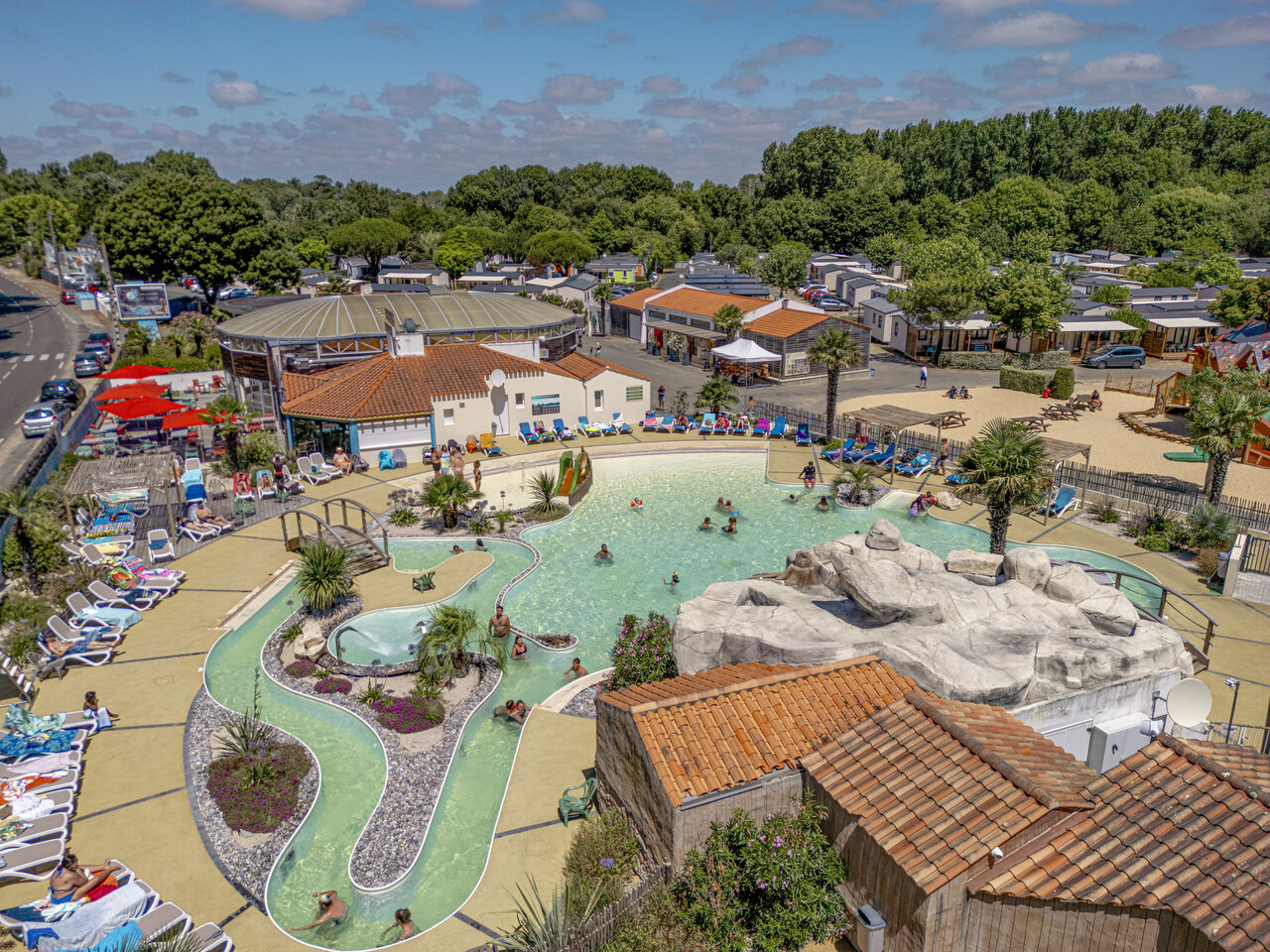 Parc aquatique et rivi�re sinueuse au camping CLICOCHIC Chouans � SAINT HILAIRE DE RIEZ (85).