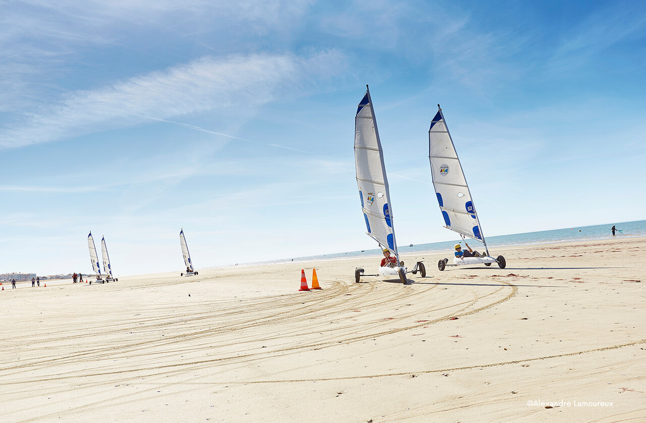 Char � voile sur la plage, activit� nautique au camping CLICOCHIC Chouans (85).