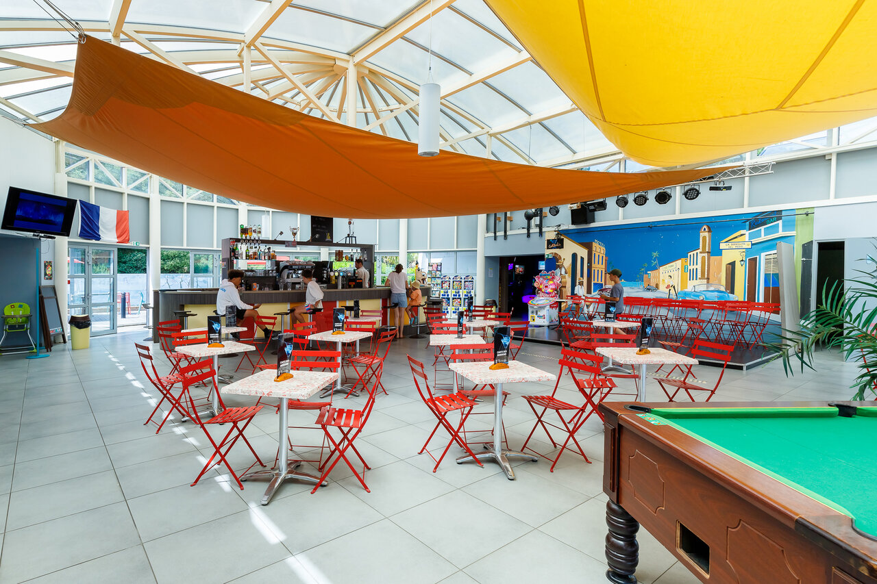Bar int�rieur, espace animation et billard au camping CLICOCHIC Chouans � SAINT HILAIRE DE RIEZ.