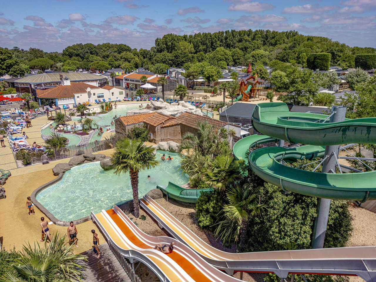 Toboggans, piscines ext�rieures au CLICOCHIC Chouans � SAINT HILAIRE DE RIEZ (85).