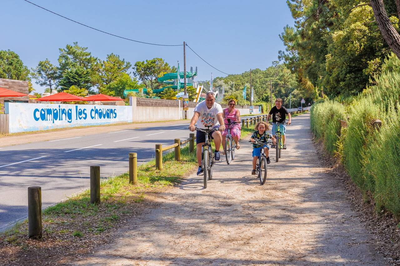 Famille � v�lo sur piste cyclable, camping Les Chouans, Saint Hilaire de Riez (85).