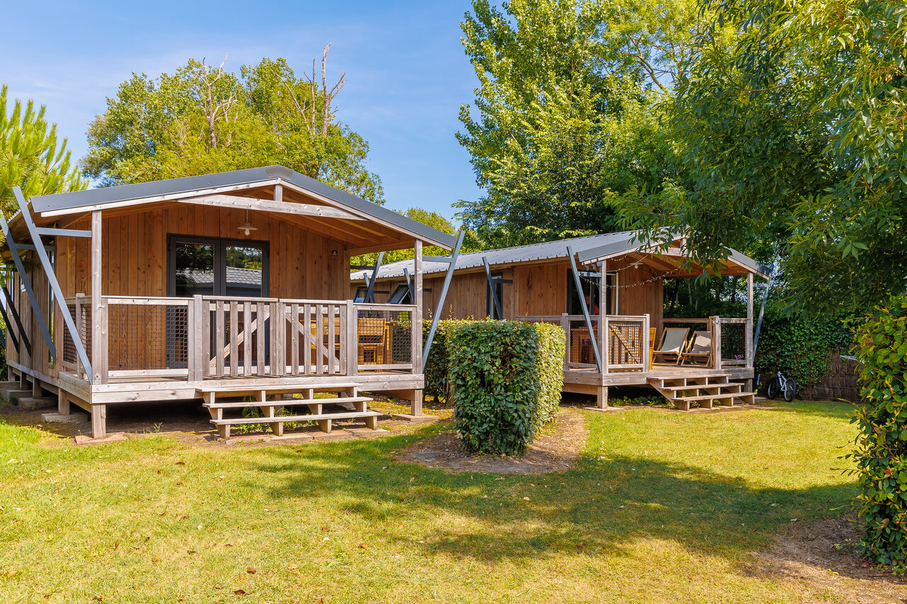 Chalets en bois avec terrasses au camping CLICOCHIC Chouans � Saint Hilaire de Riez.