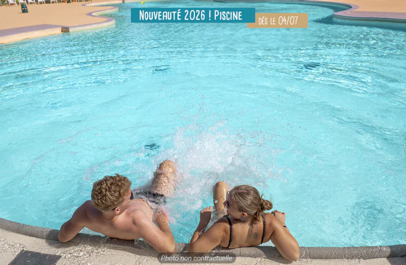 Nouvelle piscine, couple dans l'eau au camping VAGUES OCEANES Les Cigales � Moliets-Plage (40).