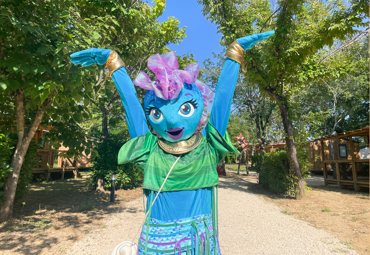 Mascotte bleue et verte animant les all�es du camping VAGUES OCEANES Les Cigales � Moliets-Plage (40).