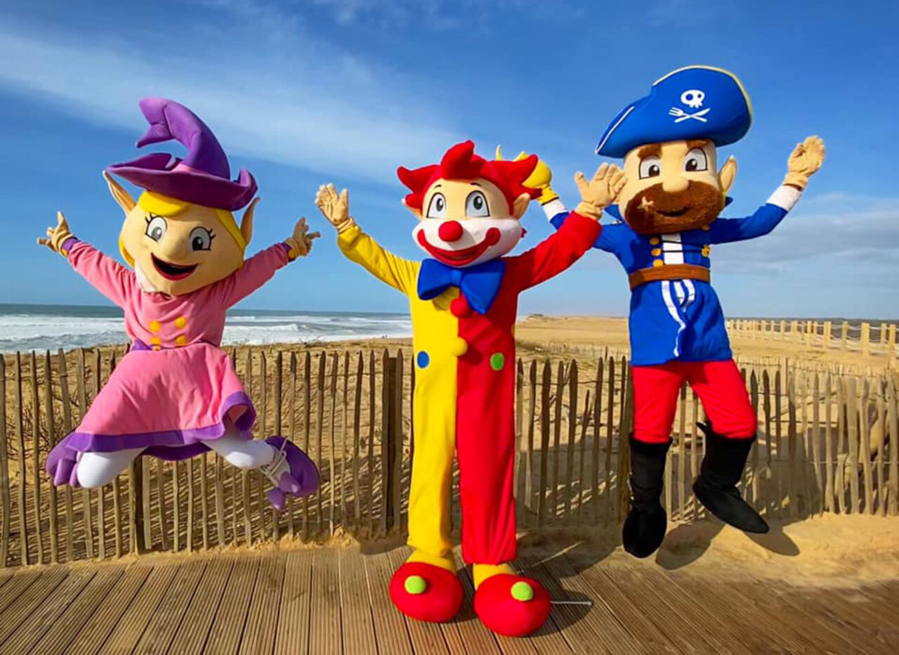 Mascottes de camping sur la plage � Moliets-Plage (40).