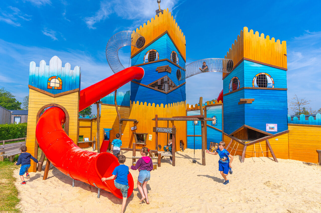 Aire de jeux ch�teau, toboggan, enfants au camping CAPFUN Citadelle de Loustic.