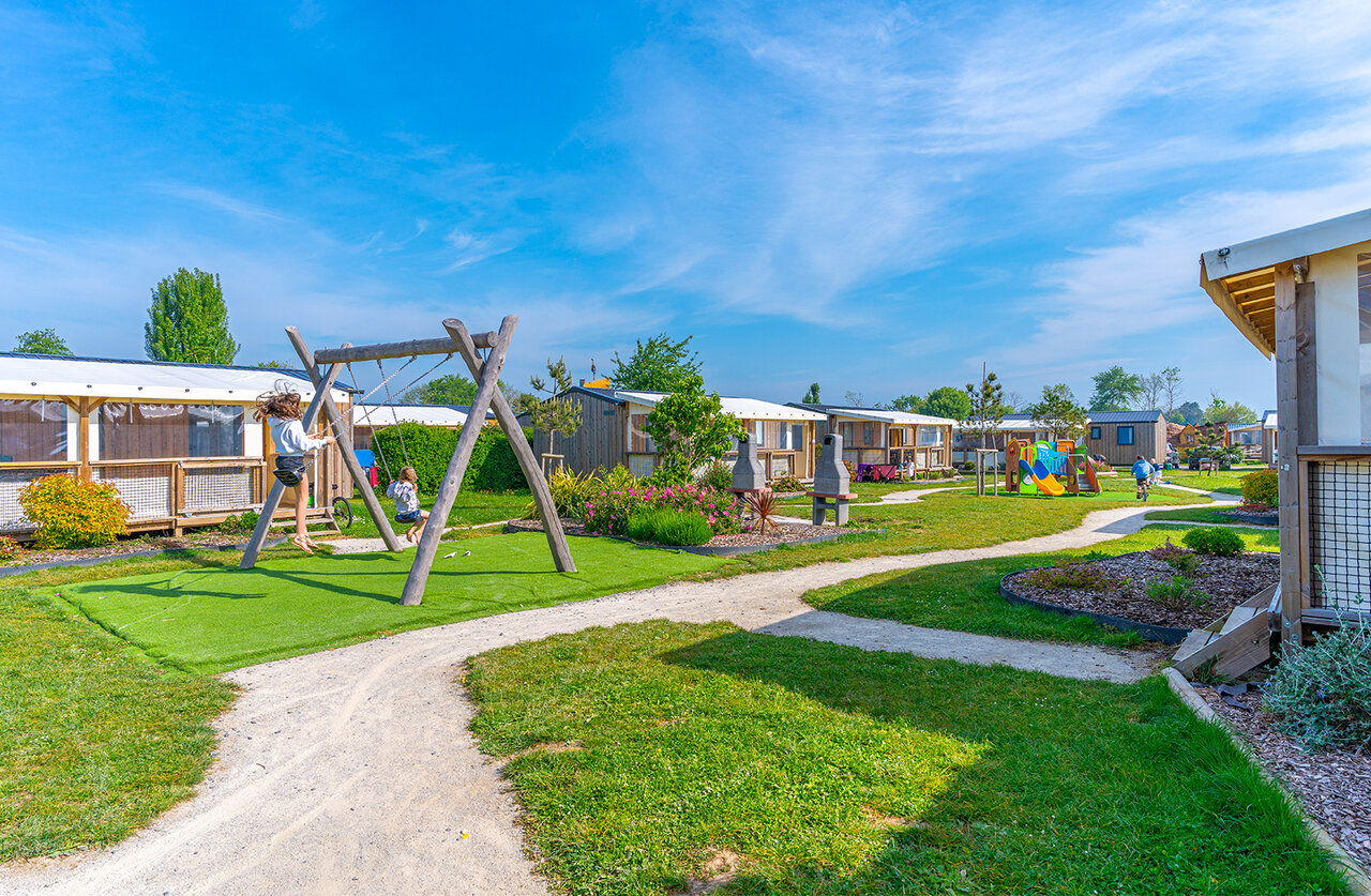 Balan�oires en bois et aire de jeux pour enfants au camping CAPFUN Citadelle de Loustic � Hermanville sur Mer (14).