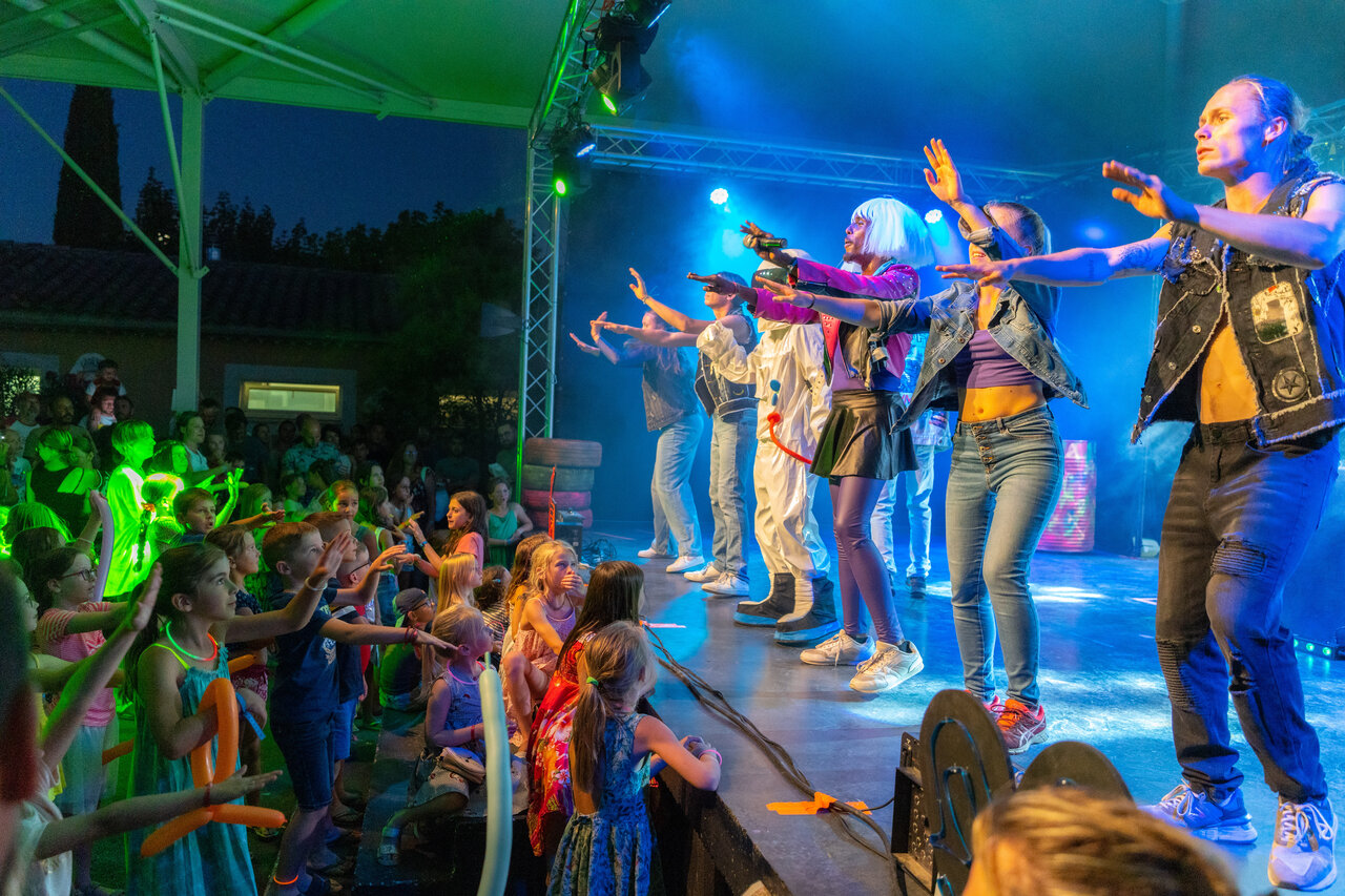Spectacle d'animation nocturne pour enfants au camping CAPFUN Citadelle de Loustic.