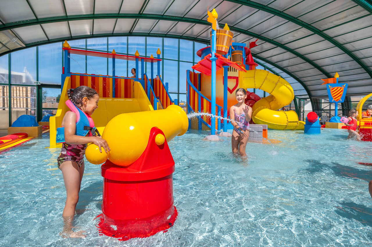 Piscine couverte, toboggans et jeux aquatiques au camping CAPFUN Citadelle de Loustic � Hermanville sur Mer.
