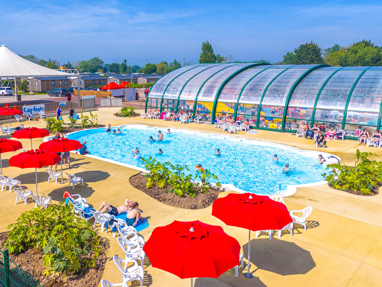 Piscine ext�rieure, espace aquatique couvert au camping CAPFUN Citadelle de Loustic � Hermanville sur Mer.