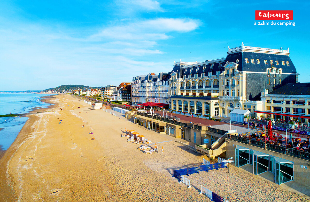 Grande plage de sable et b�timents historiques � Cabourg, ville � visiter en Normandie.