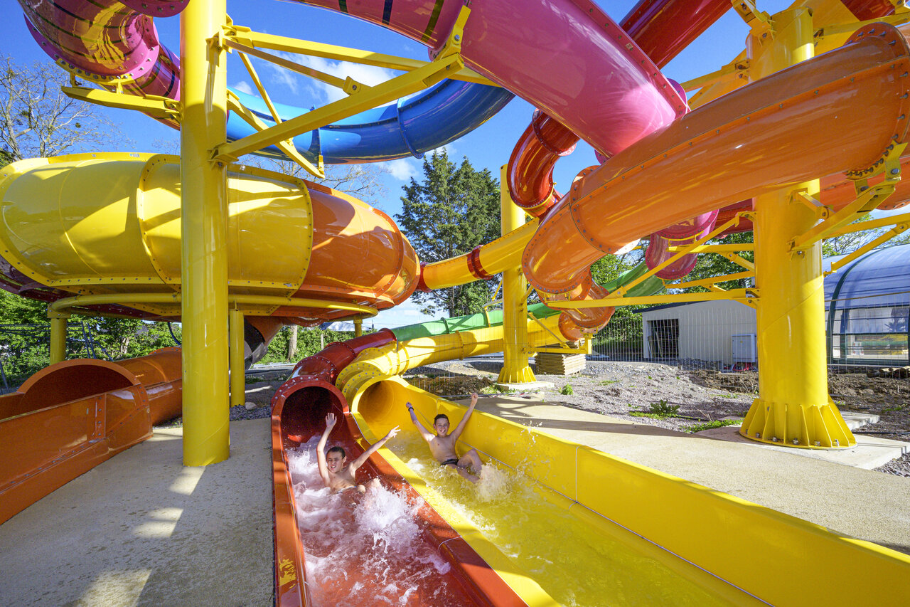 Toboggans aquatiques color�s avec enfants au camping CAPFUN Citadelle de Loustic � Hermanville sur Mer.
