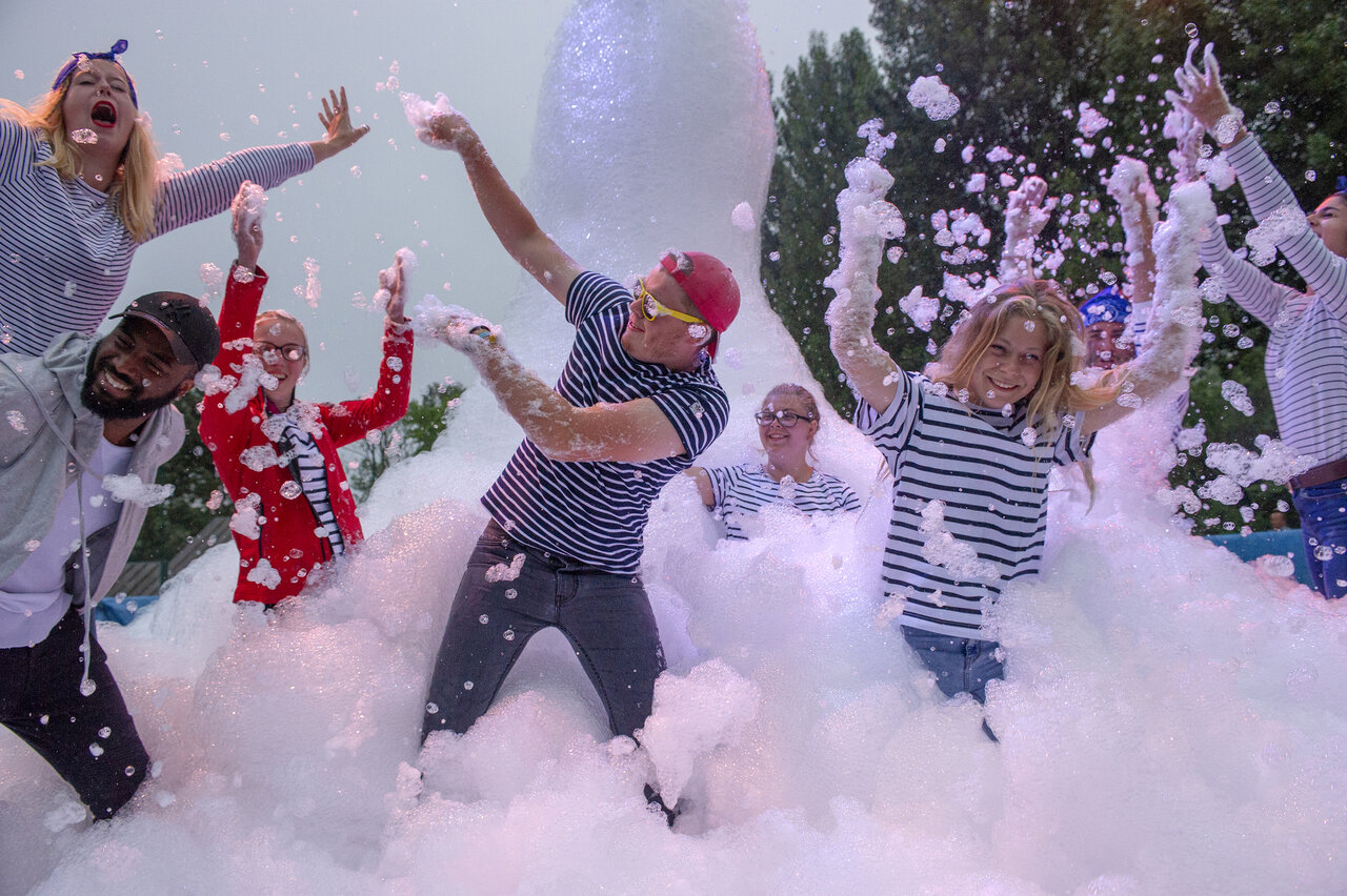 F�te de la mousse anim�e avec enfants et adultes au camping CAPFUN Citadelle de Loustic � Hermanville sur Mer.