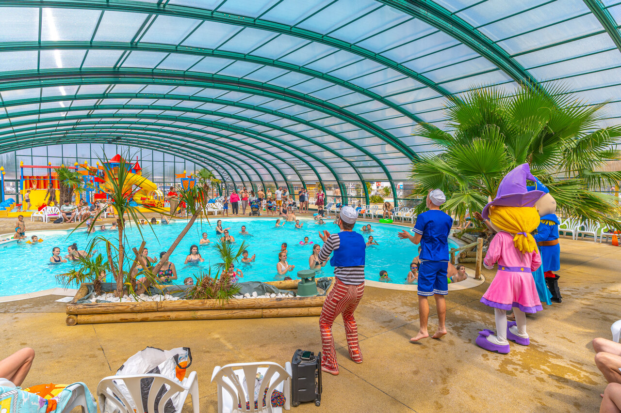 Piscine couverte chauff�e avec toboggans et animation au camping CAPFUN Citadelle de Loustic � Hermanville sur Mer (14).