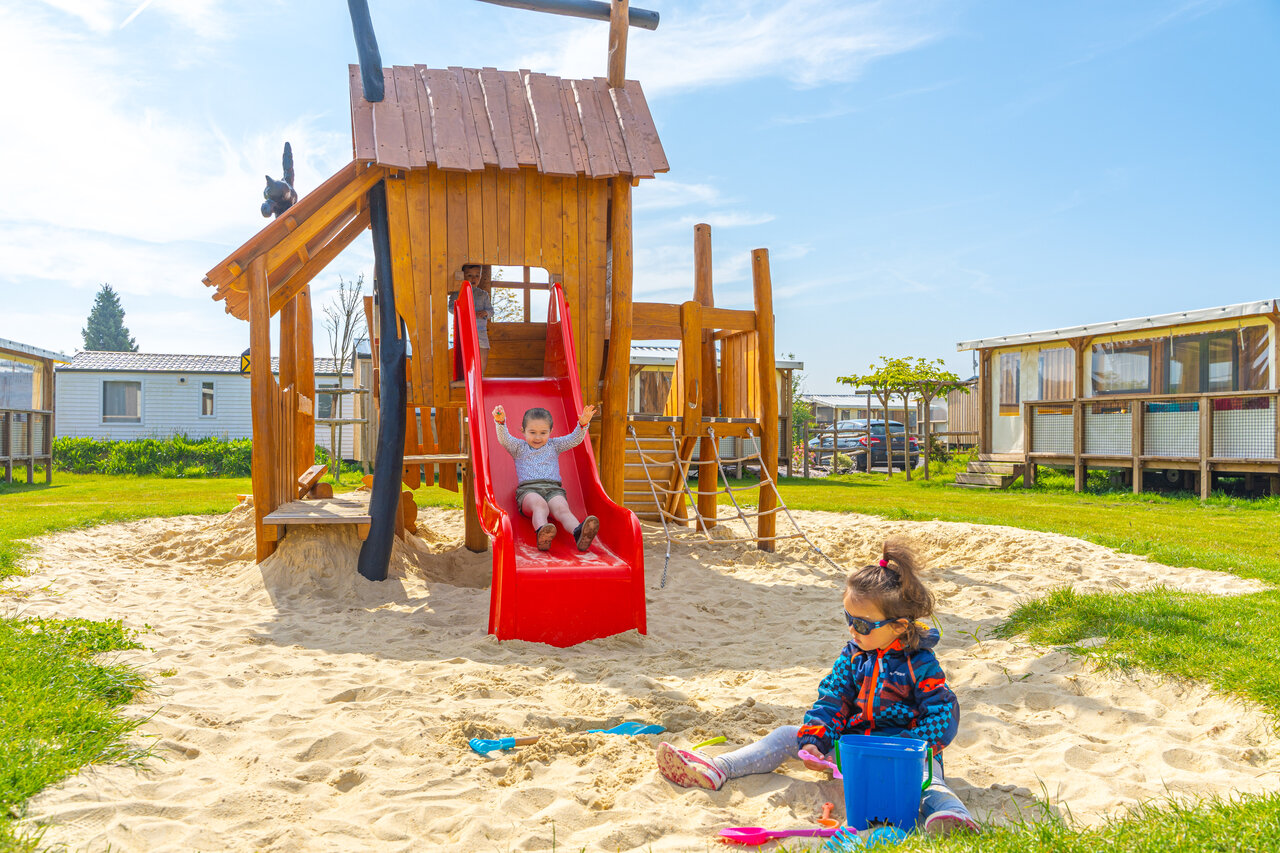 Toboggan, bac � sable pour enfants au CAPFUN Citadelle de Loustic.