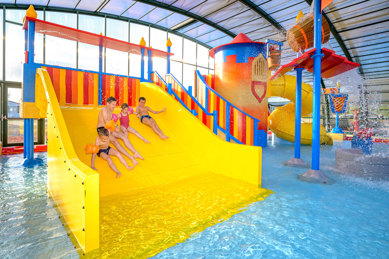 Toboggan aquatique couvert et jeux d'eau pour enfants au camping CAPFUN Citadelle de Loustic.