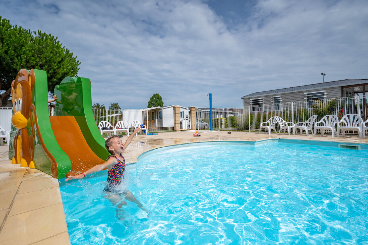 Toboggan aquatique et piscine ext�rieure au camping CAPFUN Citadelle de Loustic � Hermanville sur Mer.