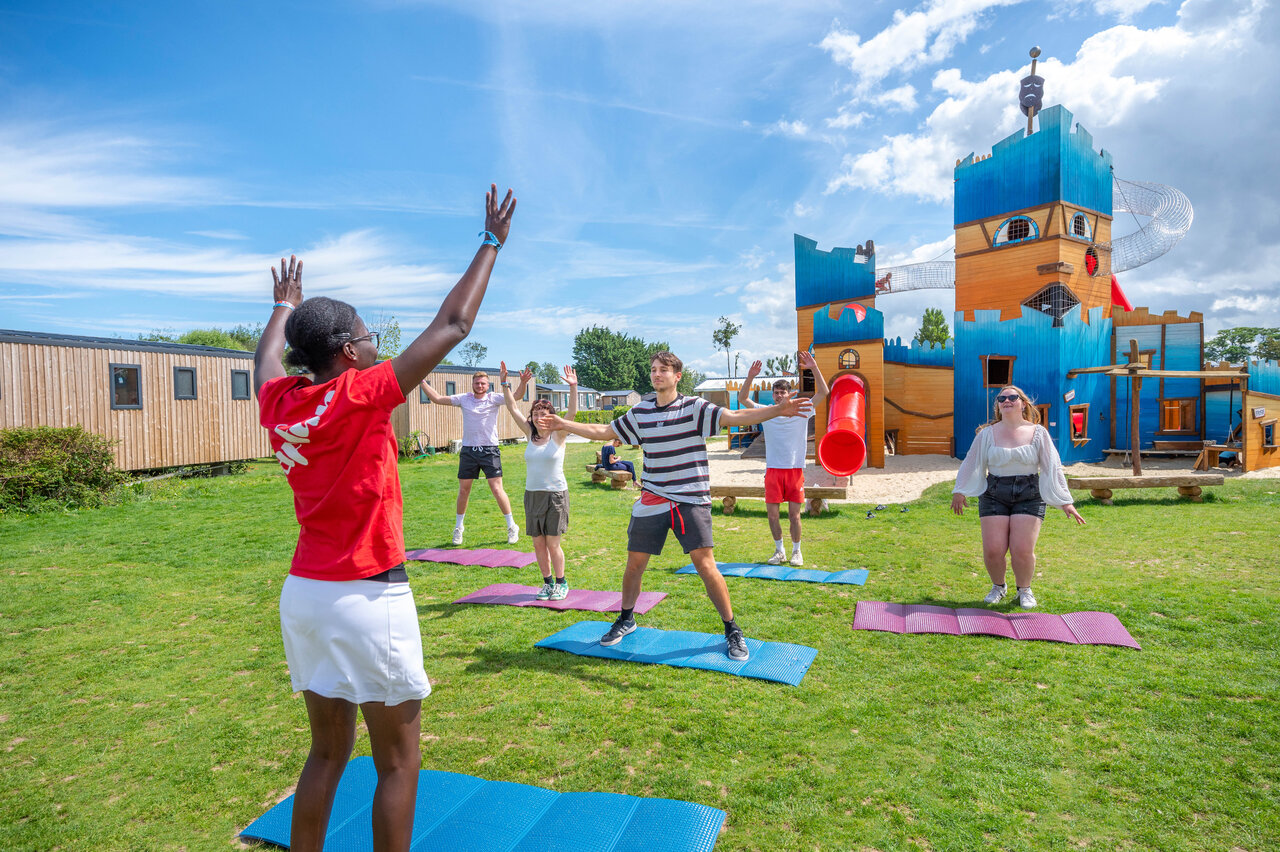 Animation fitness en plein air, aire de jeux au camping CAPFUN Citadelle de Loustic � Hermanville sur Mer (14).