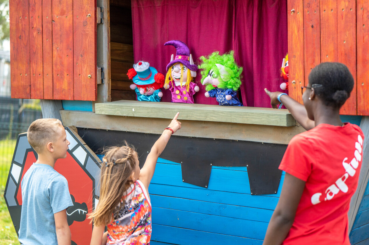Spectacle de marionnettes color�es pour enfants au camping CAPFUN Citadelle de Loustic.