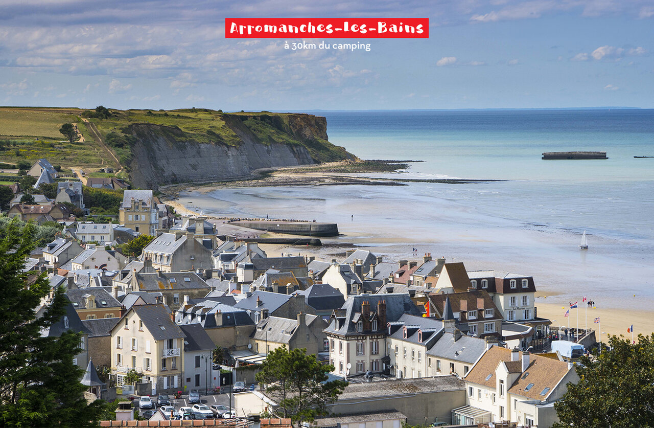 Arromanches-les-Bains, ville c�ti�re historique, plage et vestiges du port Mulberry en Normandie.