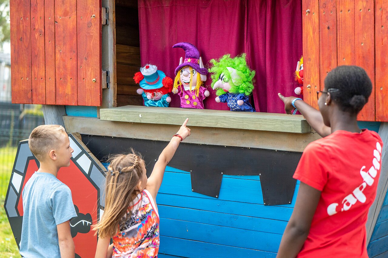 Spectacle de marionnettes pour enfants au camping CAPFUN Citadelle de Loustic � Hermanville sur Mer.