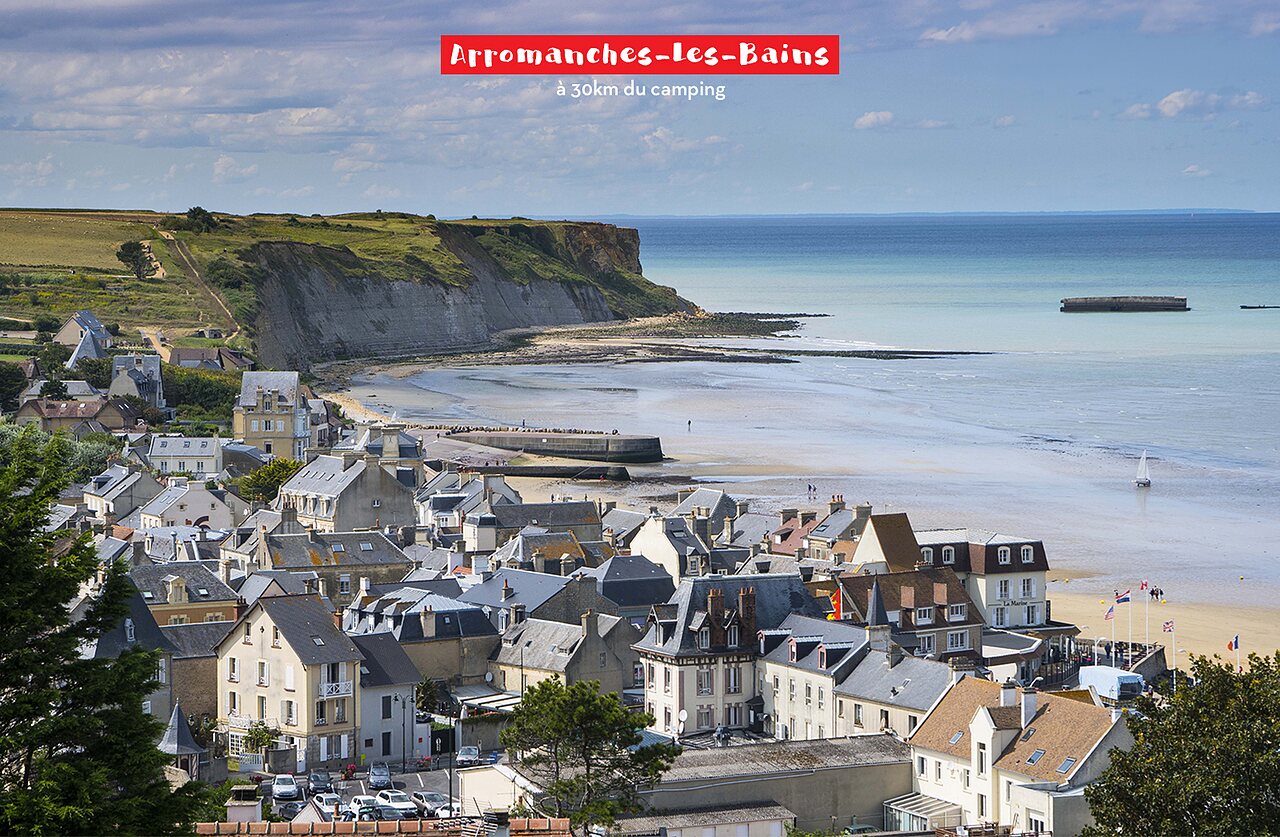 Arromanches-les-Bains, ville c�ti�re historique avec plage et falaises en Normandie.