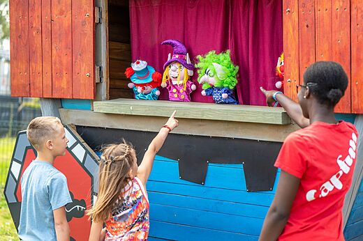 Spectacle de marionnettes pour enfants au camping CAPFUN Citadelle de Loustic à Hermanville sur Mer.