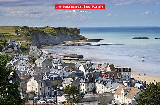 Arromanches-les-Bains, ville côtière historique avec plage et falaises en Normandie.